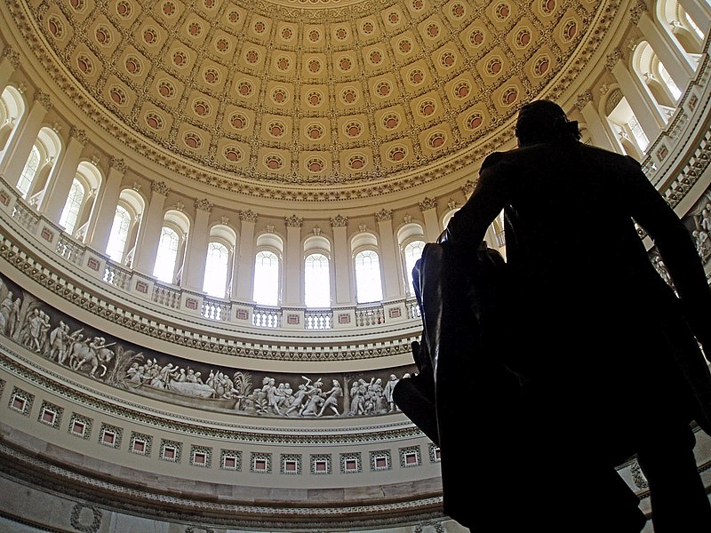 Статую Джорджа Вашингтона на фоне ротонды Капитолия