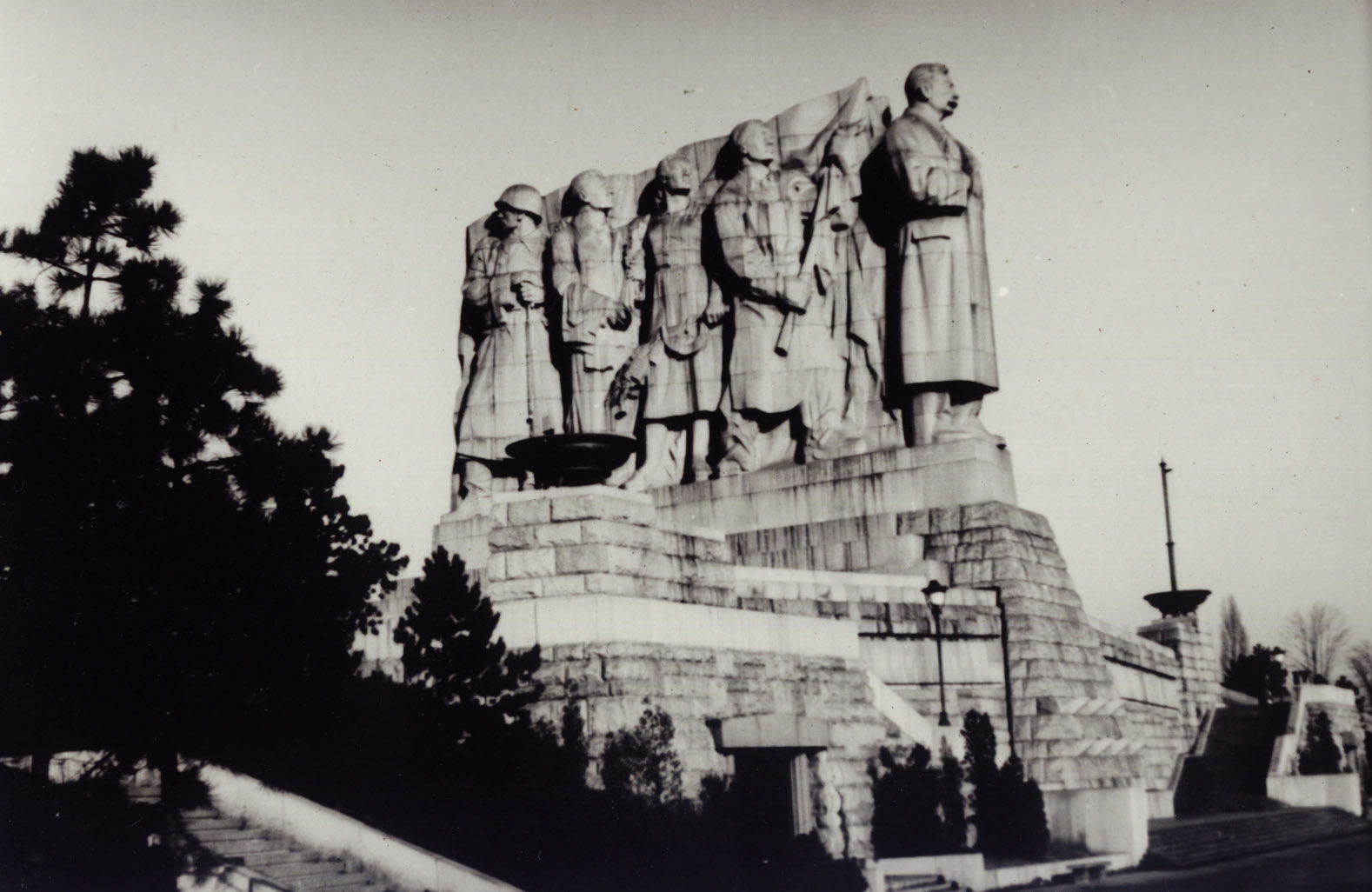 Памятник с фигурой Сталина в Праге. Открыт в 1955, взорван с третьей попытки в 1962 году