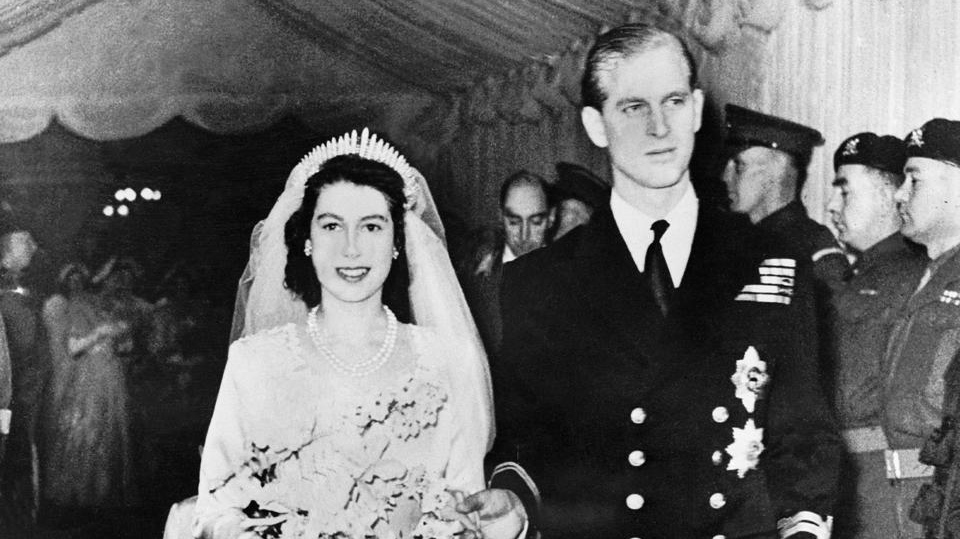 Принцесса Елизавета и герцог Эдинбургский после свадебной церемонии. 1947 г.