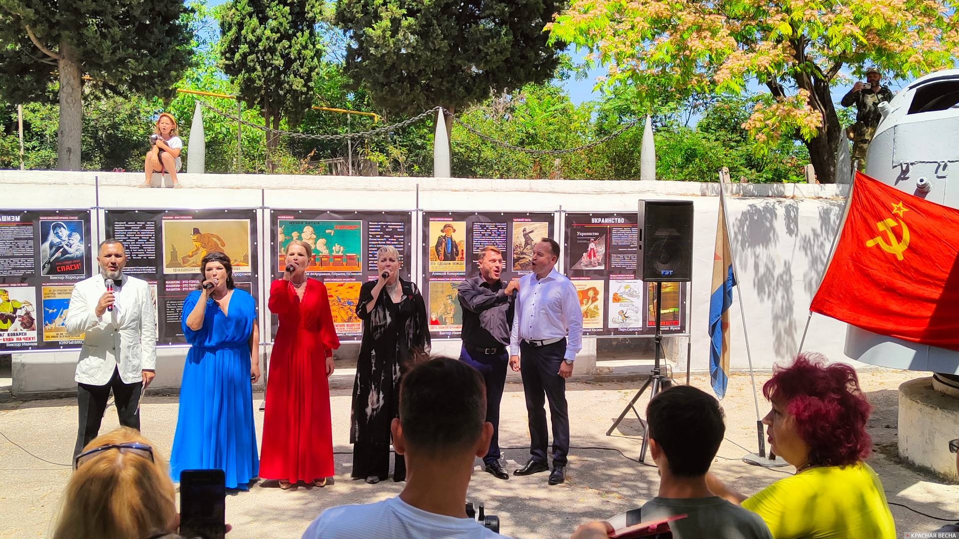 Артисты исполняют гимн Севастополя