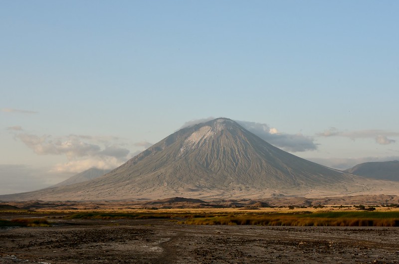 Вулкан Ол Дойне Ленгай в Танзании