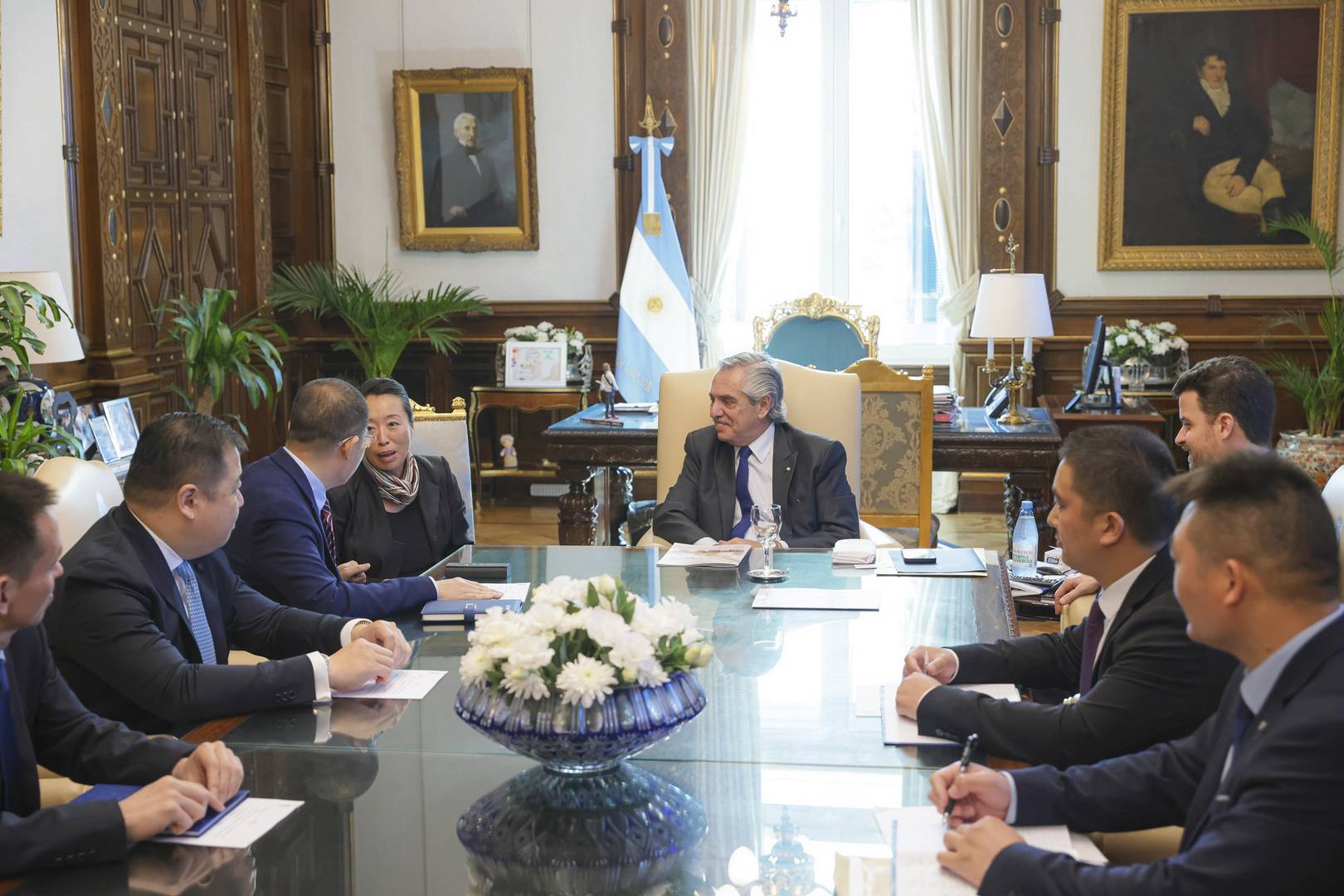 Делегация Wuhan Yangluo Port Service Co. на приеме у президента Аргентины Альберто Фернандеса