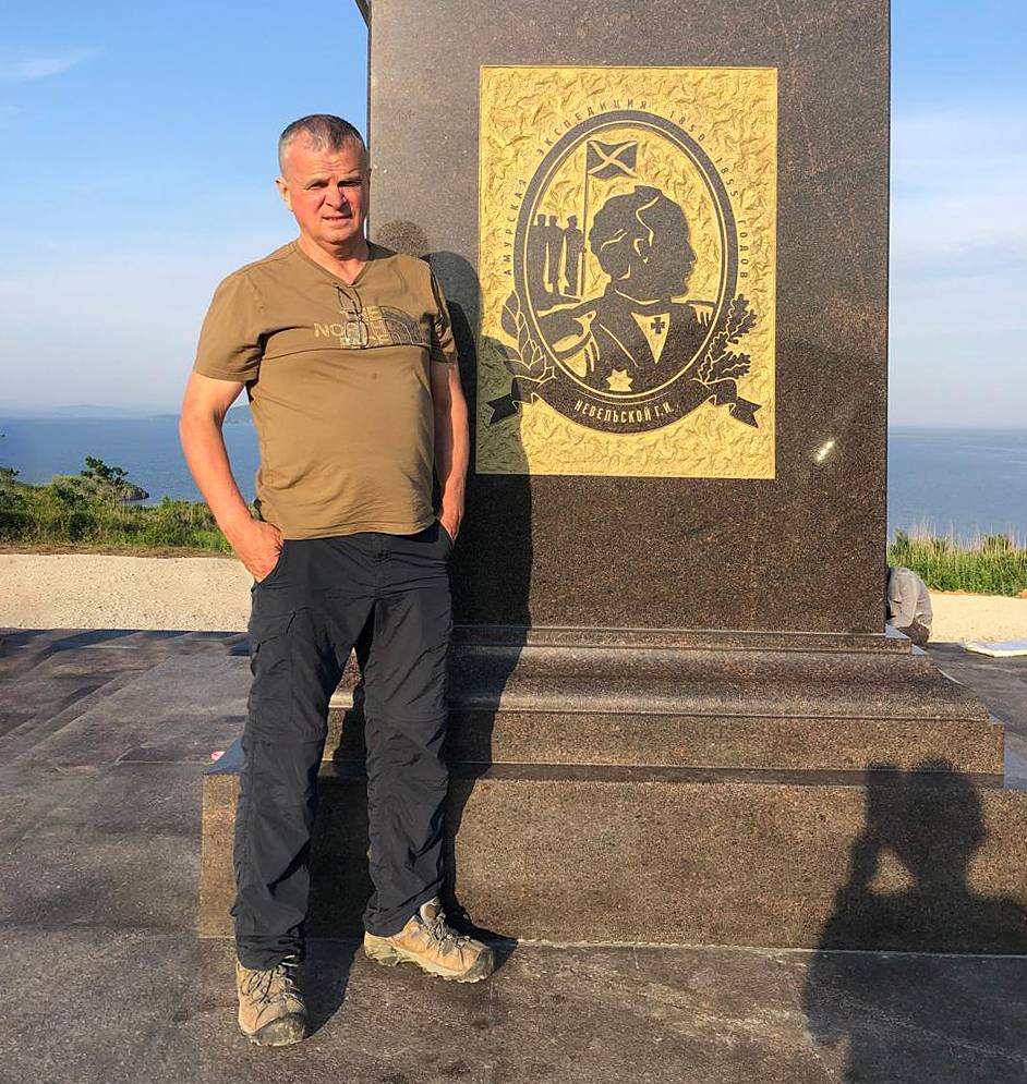 Сергей Лопухов у монумента