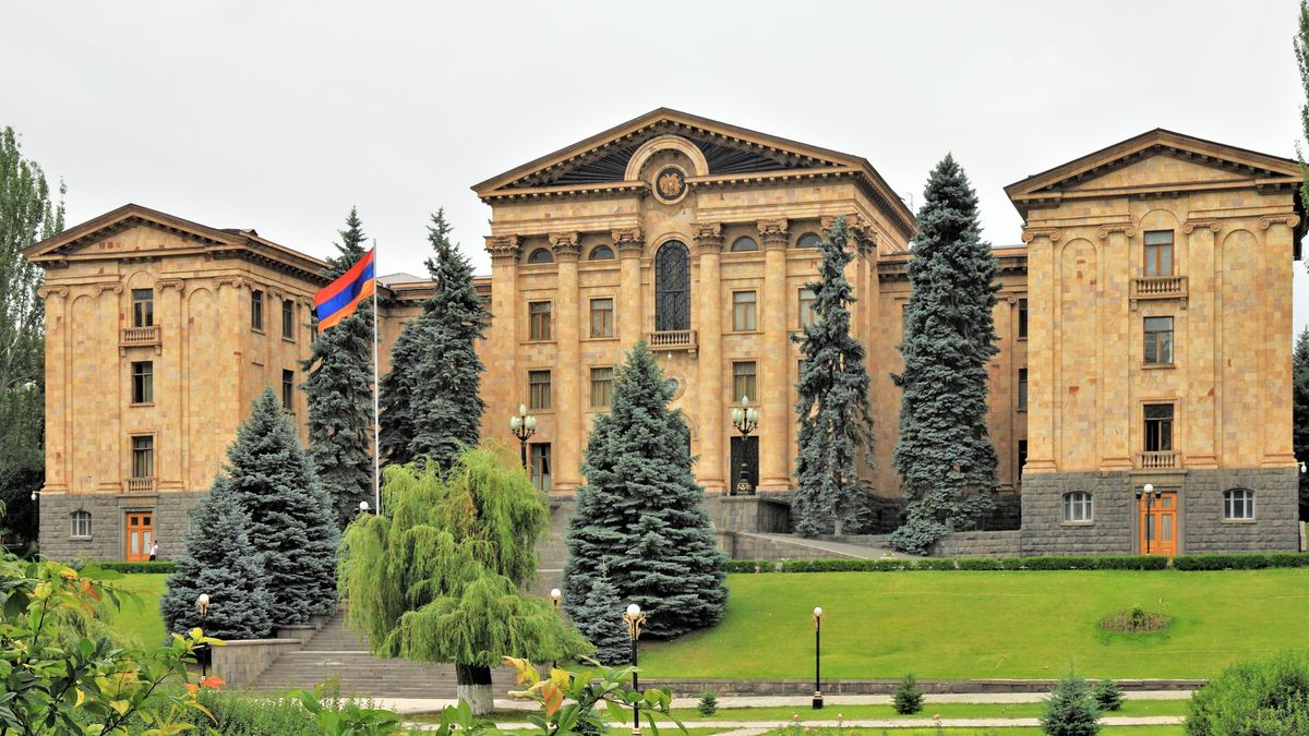 Здание национального собрания республика Армения
