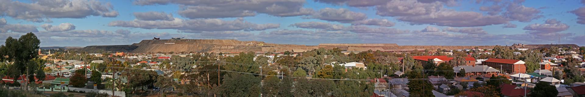 Панорама г. Брокен-Хилл, одного из крупнейших горнодобывающих центров Австралии, места добычи полиметаллических руд