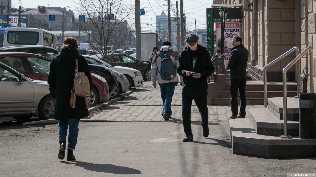 Омск. Люди на проспекте Карла Маркса 16 апреля