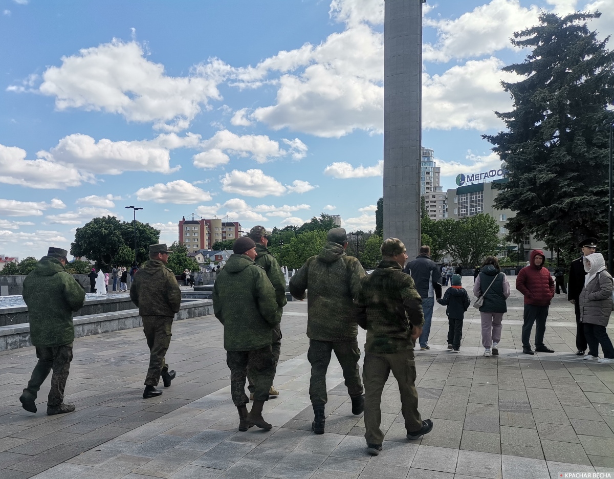 Бойцы спецоперации на площади Победы, Воронеж, 9 мая 2024 года