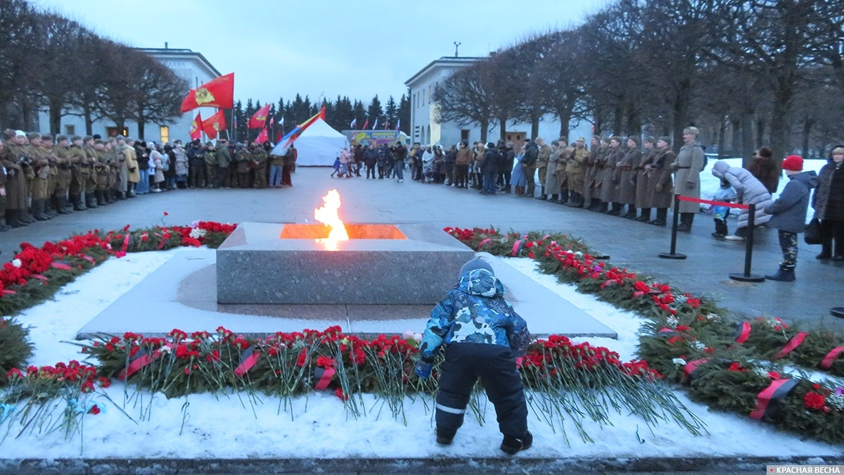 Вечный огонь на Пискарёвском мемориальном кладбище