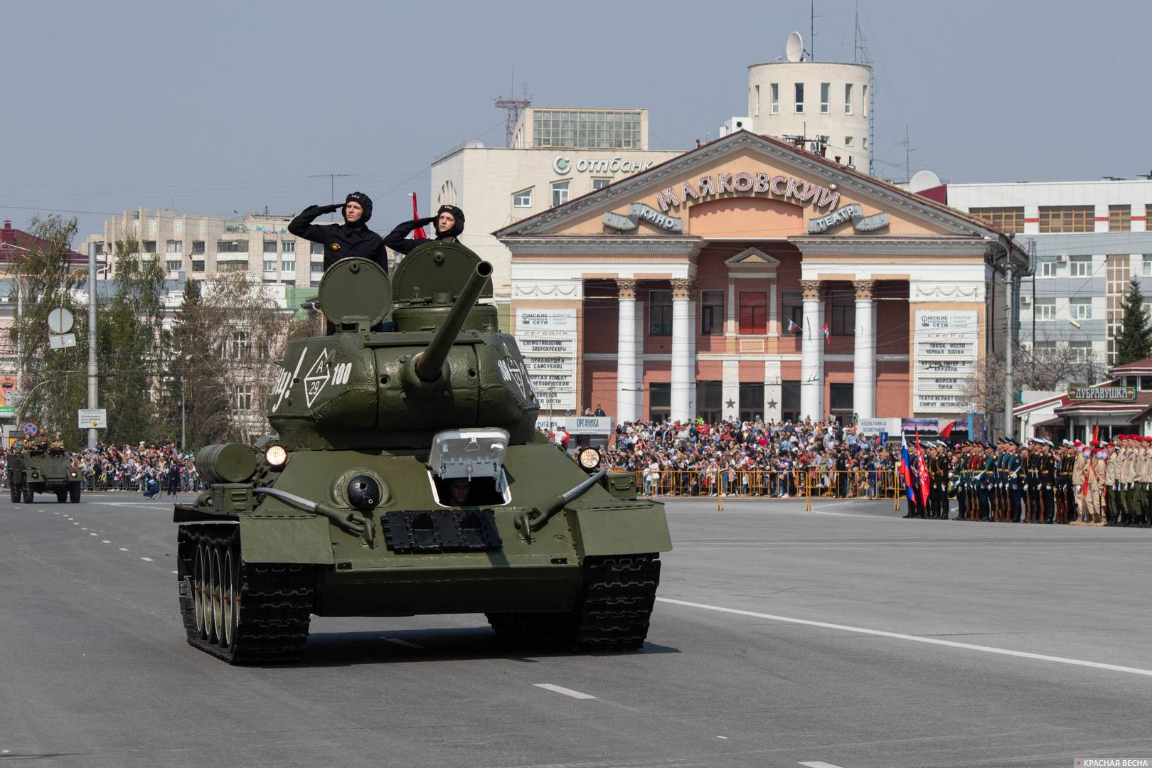 Танк Т-34 со Знаменем Победы. Парад Победы в Омске 9 мая 2021 года