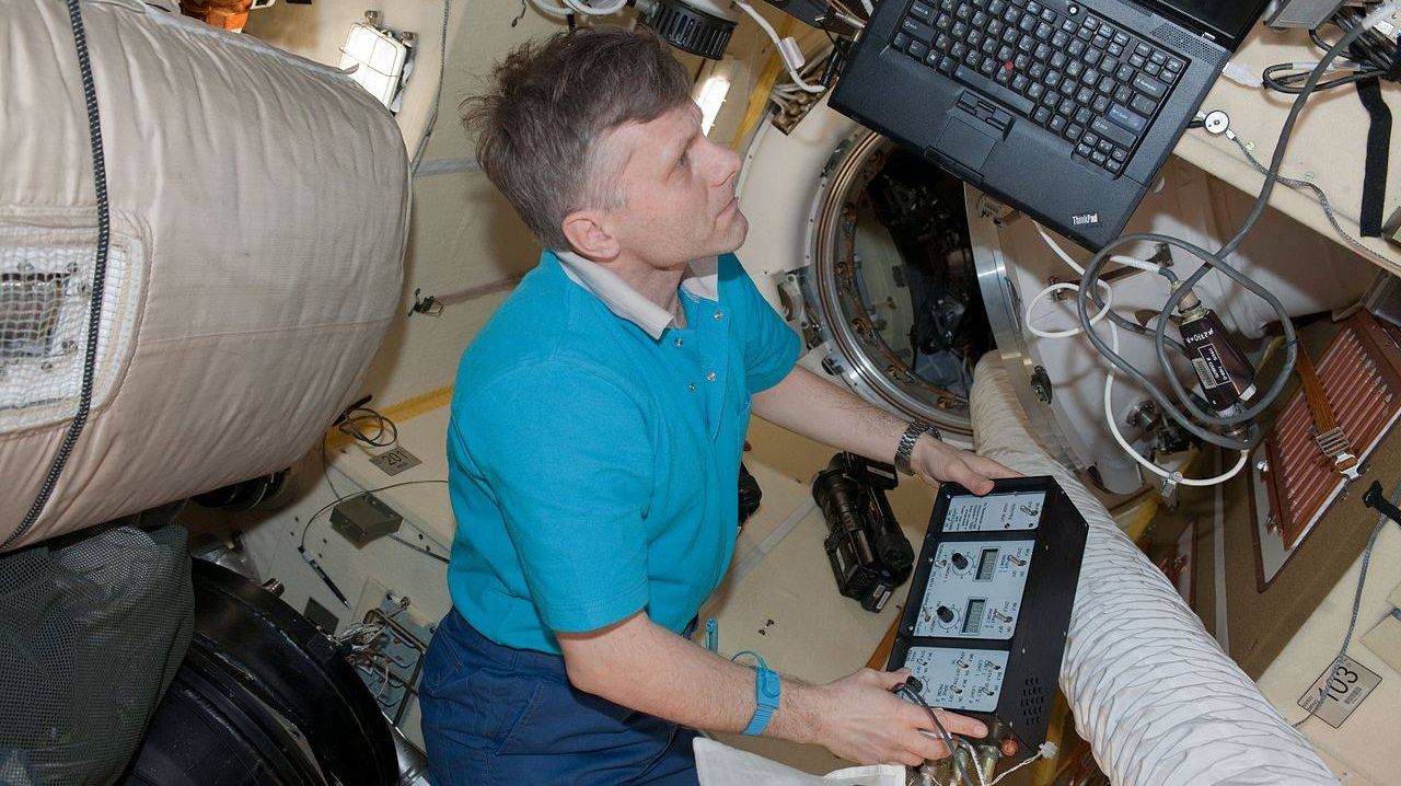 Летчик-космонавт А.И. Борисенко, бортинженер экспедиции 27, ведет активную сессию для российского эксперимента КПТ-10 