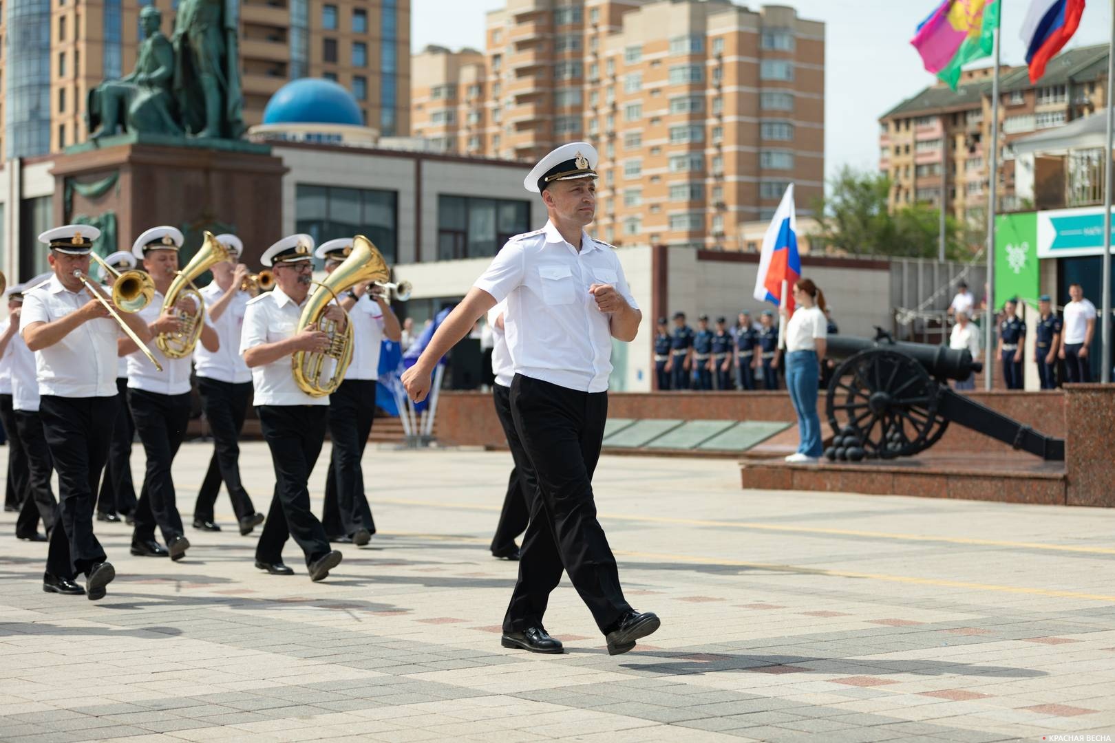 Торжественный марш на Форумной площади в честь Дня России