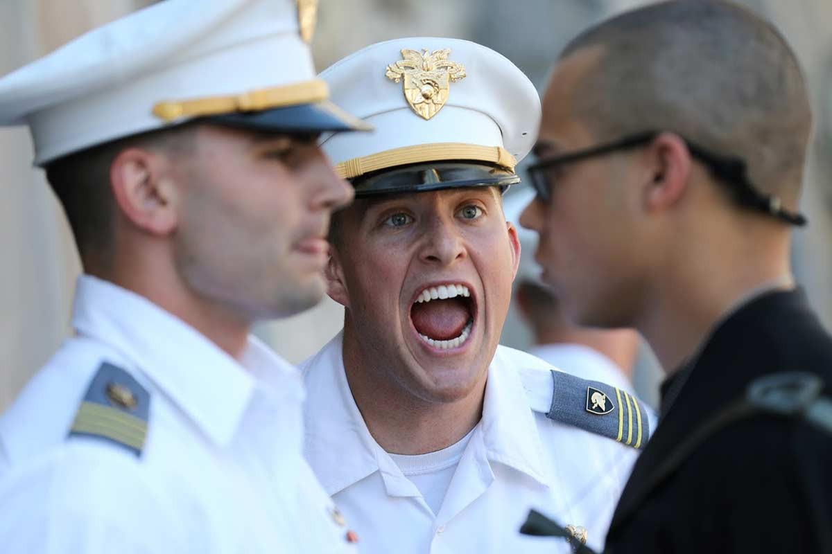 Новобранец демонстрирует стрессоустойчивость перед кадетами старших курсов при поступлении в военную академию Вест-Пойнт, США