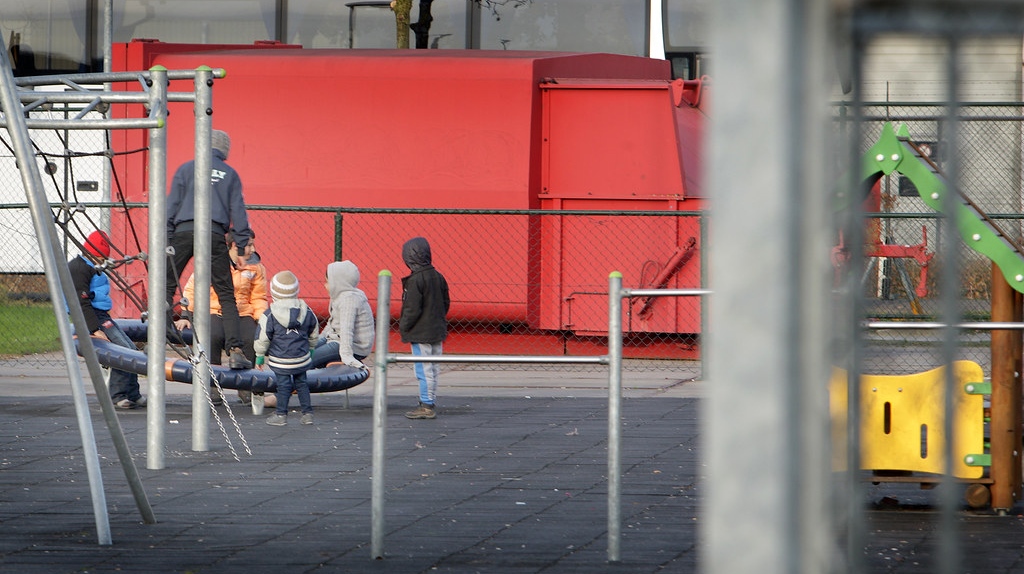 Дети играют на площадке центра Тер-Апель