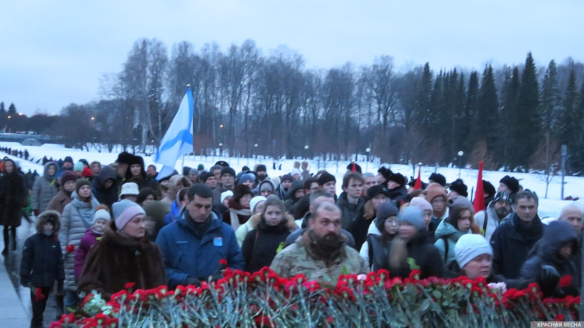 Возложение цветов к монументу Родины-Матери на Пискарёвском мемориальном кладбище