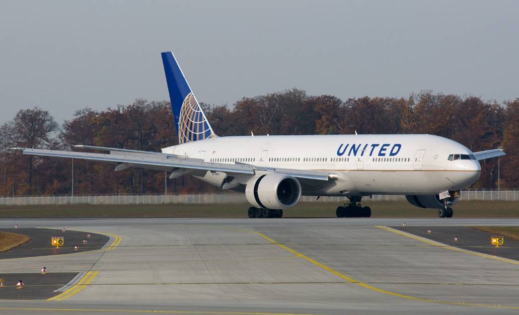 United Airlines Boeing 777-200 