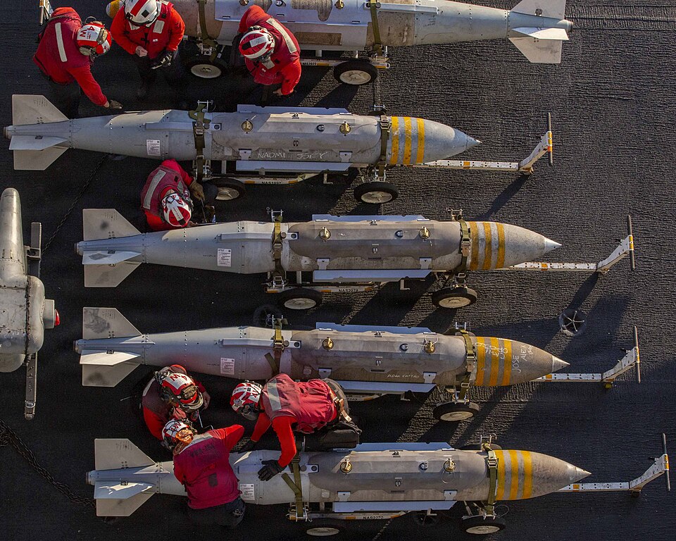Американские моряки ведут подготовку к размещению боеприпасов на полетной палубе авианосца «Авраам Линкольн» во время операции Epic Fury