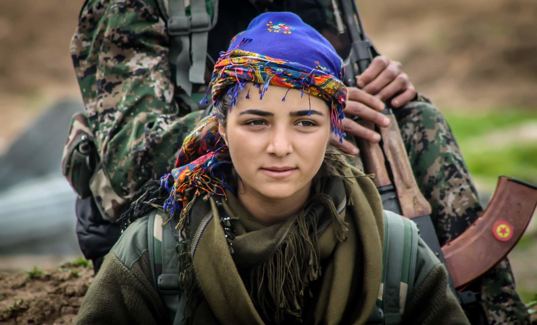 Боец курдских сил YPJ в Сирии
