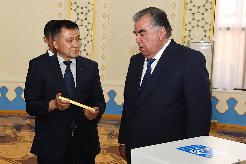 Первый золотой слиток, полученный на золотодобывающем предприятии  «ТВЕА Душанбе саноати кухи»