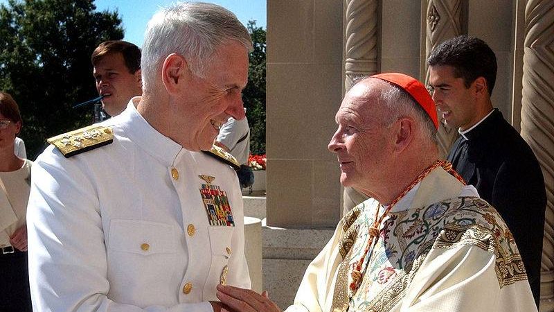 Адмирал Уильям Фэллон, заместитель начальника военно-морских операций, приветствует его Высокопреосвященство Теодора кардинала Маккаррика, архиепископа Вашингтона