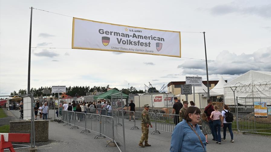 62-й немецко-американский фольксфест в Кэмп-Алжир, Графенвер, Германия.