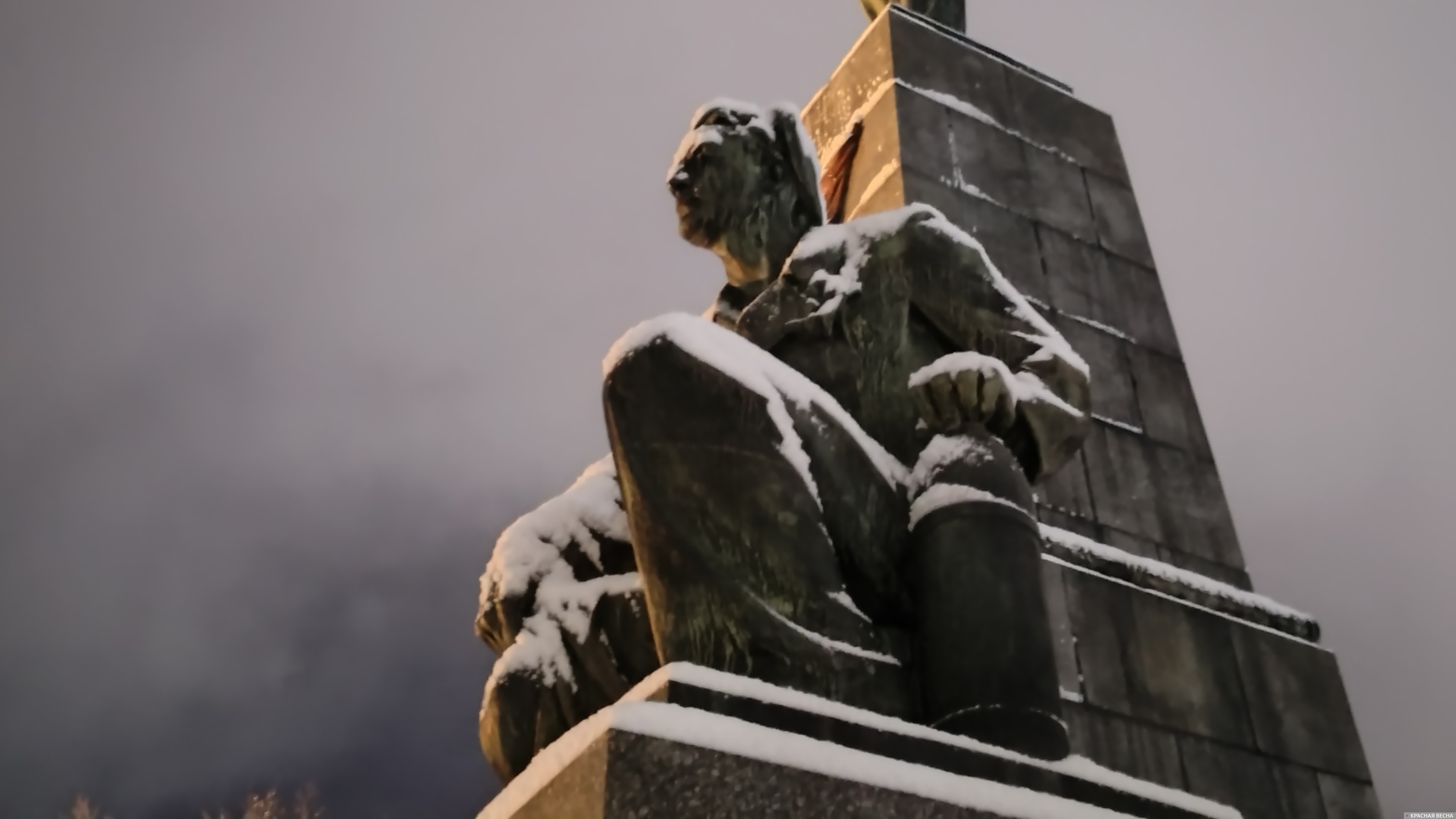 Скульптура на памятнике Ленину. Севастополь. Зима. Снег