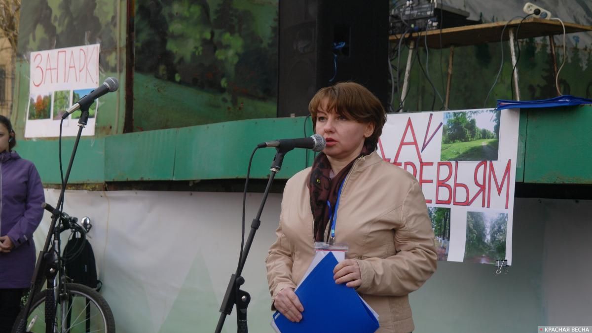 Жанна Михалёва выступает на митинге в защиту парка