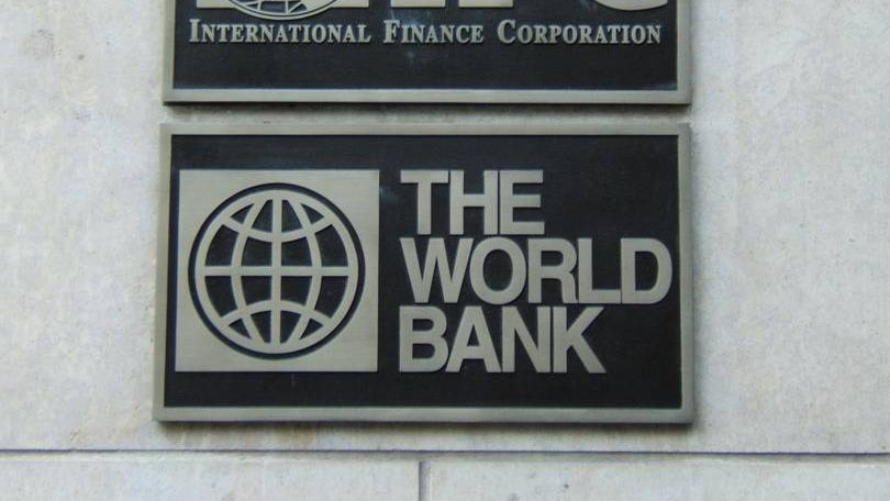 Табличка с логотипом Всемирного банка