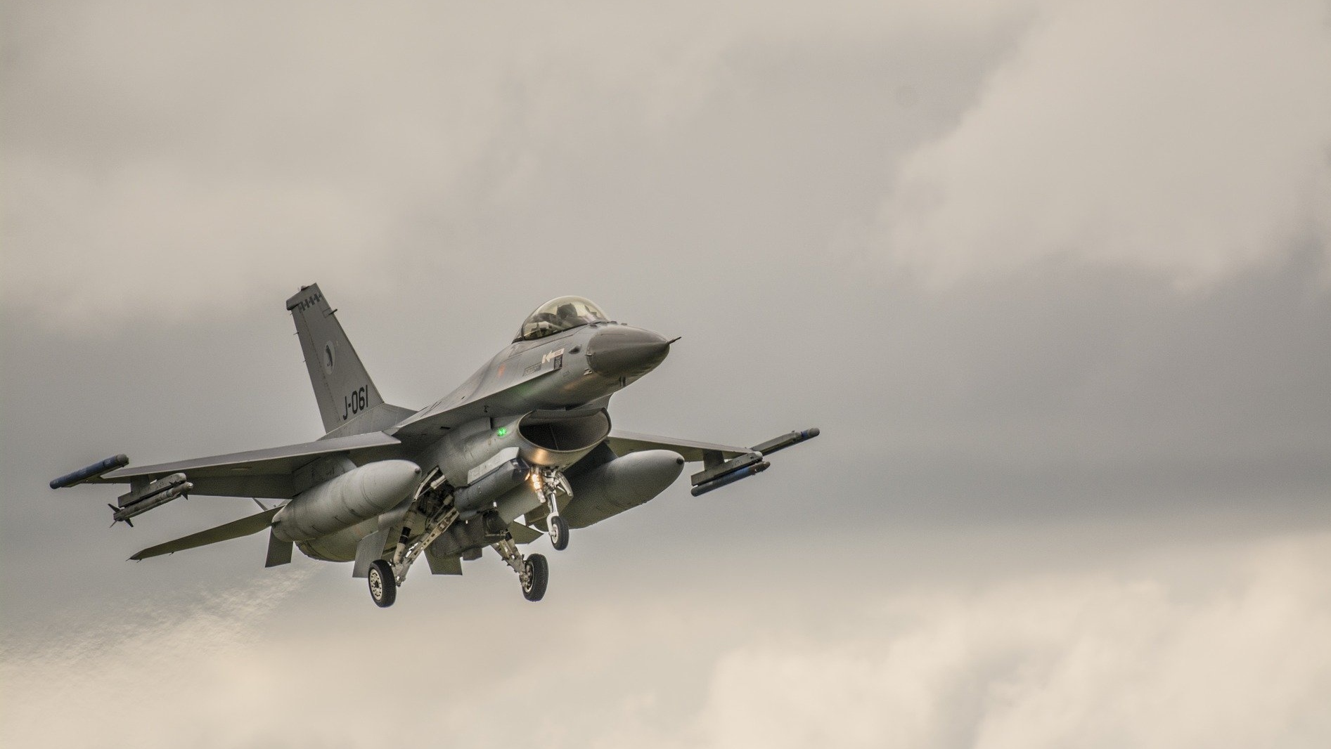 Тайваньский истребитель F-16 совершил жесткую посадку на Гавайях