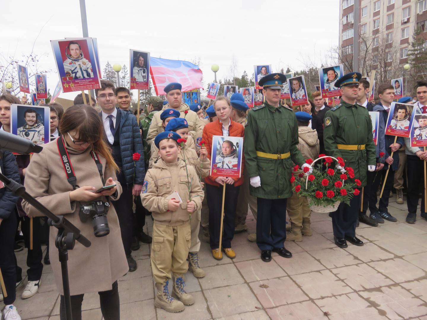 Митинг у памятника 2023. Гагарина на митинге. Митинг у памятника Гагарину в Комсомольск-на-Амуре. Митинг Гагарин 9 мая. Обелиск .митинг Зарудня 2014 год.