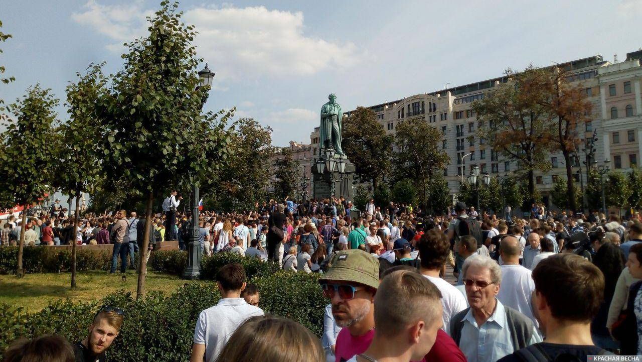 Несанкционированный митинг на Пушкинской площади