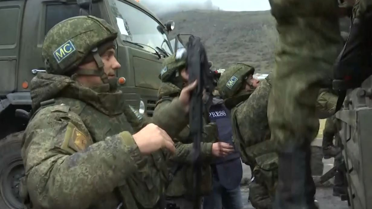 Российские миротворцы сопроводили колонны военных Азербайджана в Карабахе | ИА Красная Весна