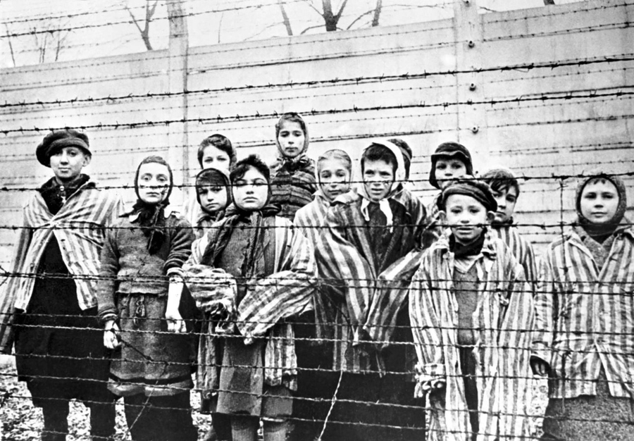 Дети, освобожденные из Освенцима. 1945