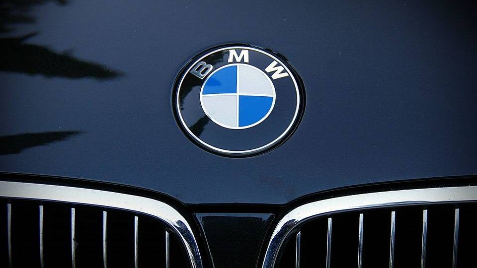 Логотип BMW на капоте автомобиля