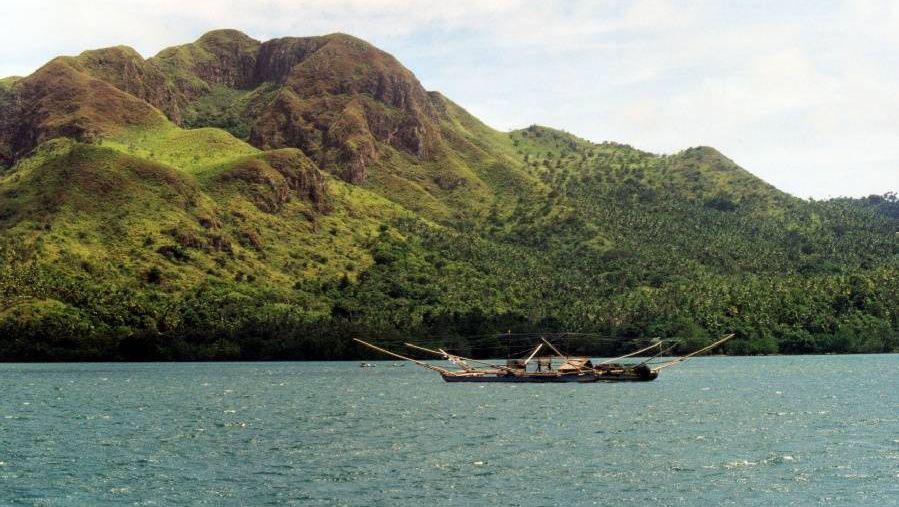 Рыбацкая лодка у побережья острова Минданао