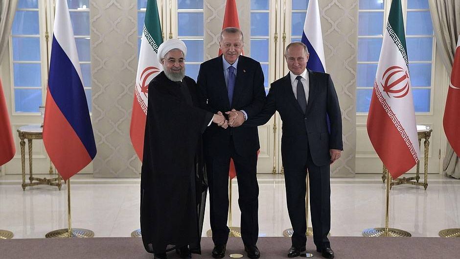 Встреча глав государств — гарантов Астанинского процесса содействия сирийскому урегулированию. С Президентом Турции Реджепом Тайипом Эрдоганом (в центре) и Президентом Ирана Хасаном Рухани.