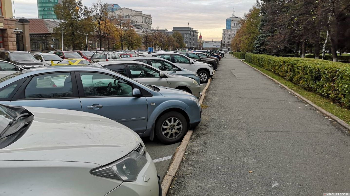 Автомобили на парковке