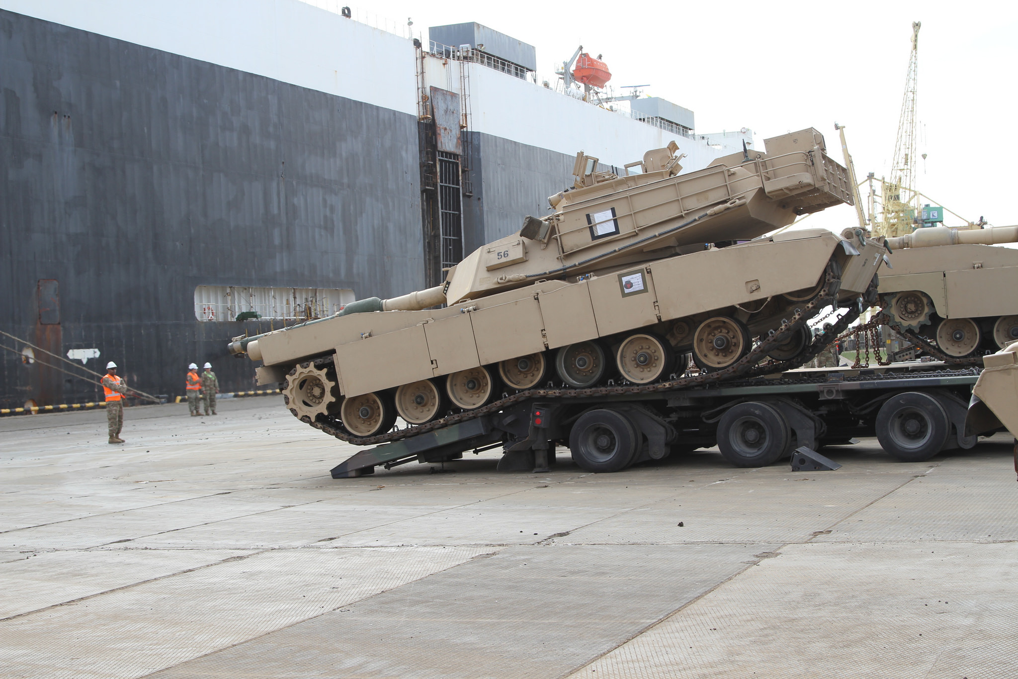 Транспортировка американского танка M1 Abrams в рамках учений НАТО в Прибалтике