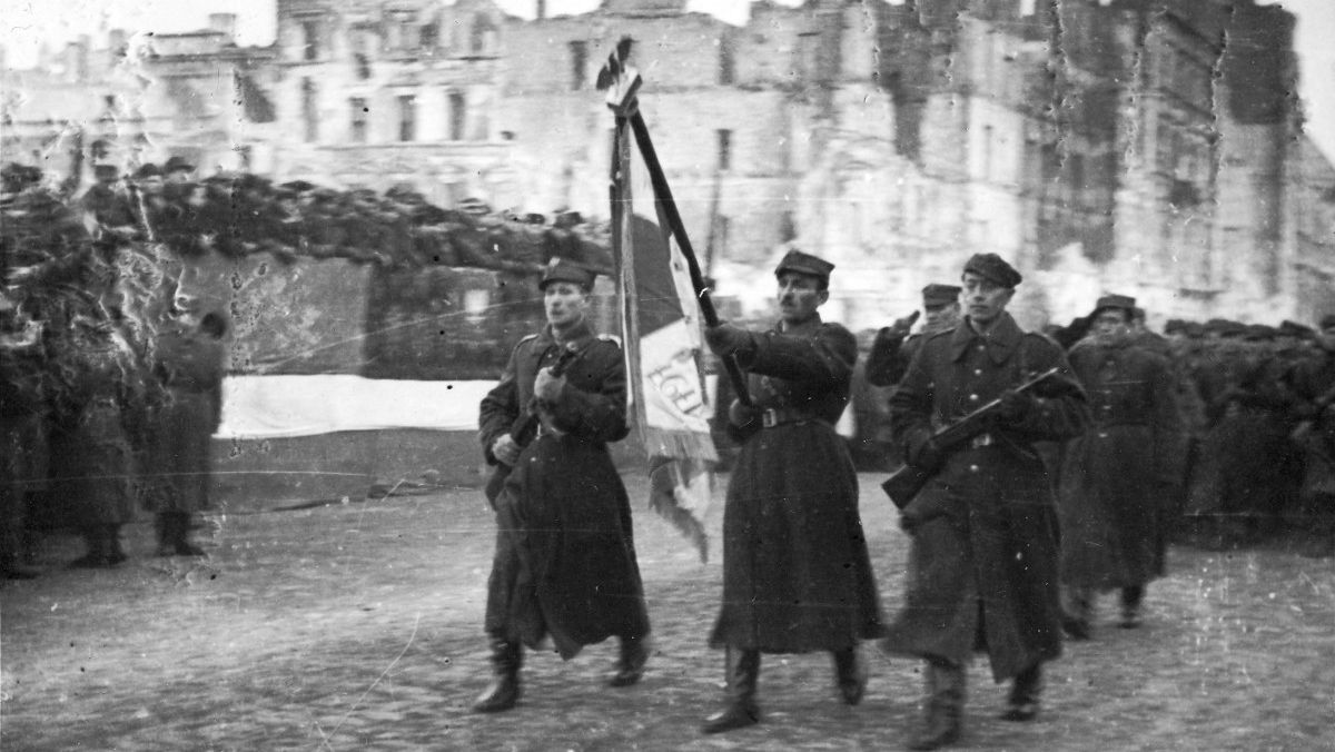 Солдаты 1-й польской армии в освобождённой Варшаве