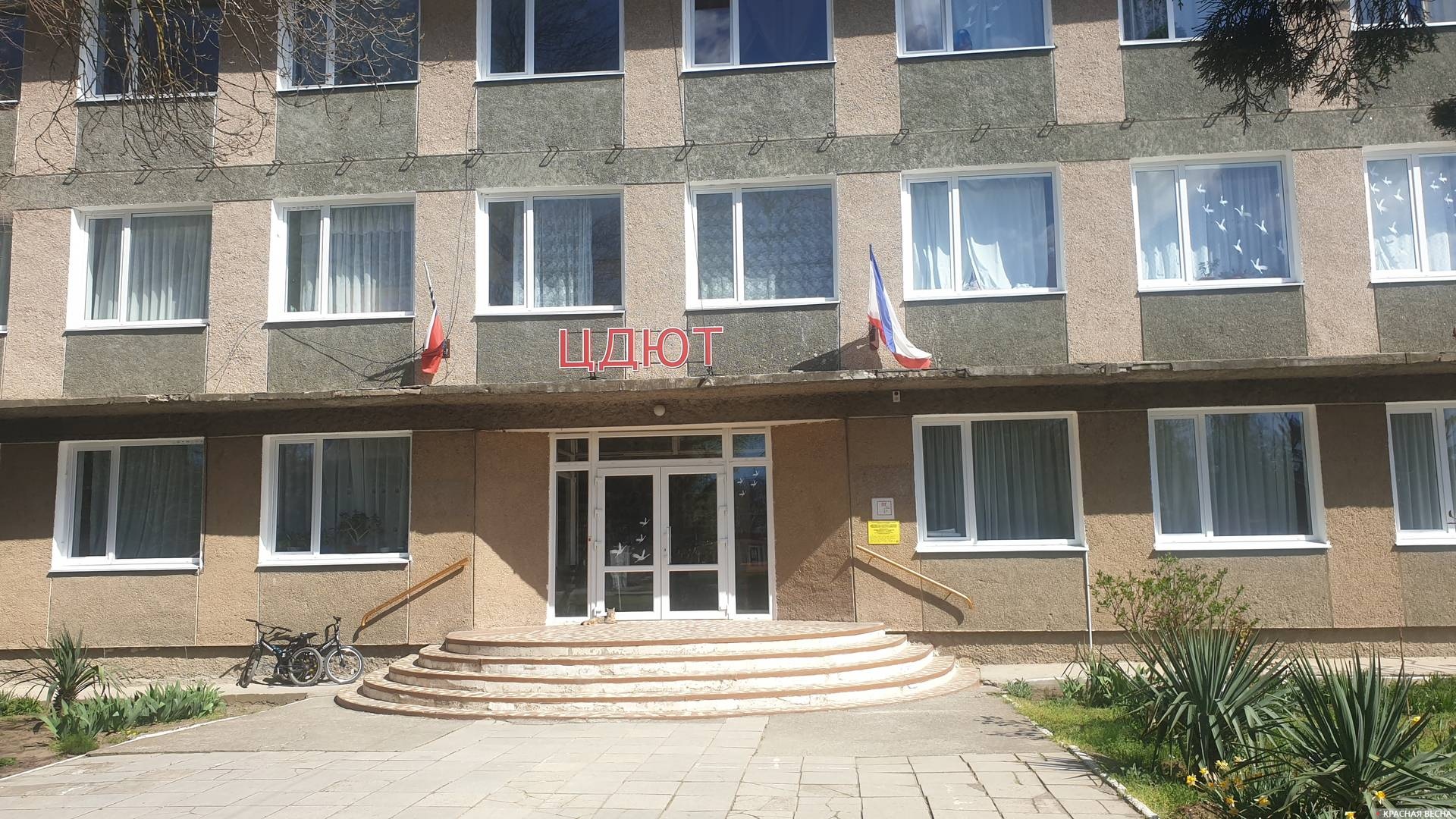 Одно из зданий, пострадавших при атаке ВСУ в селе Раздольное. Крым