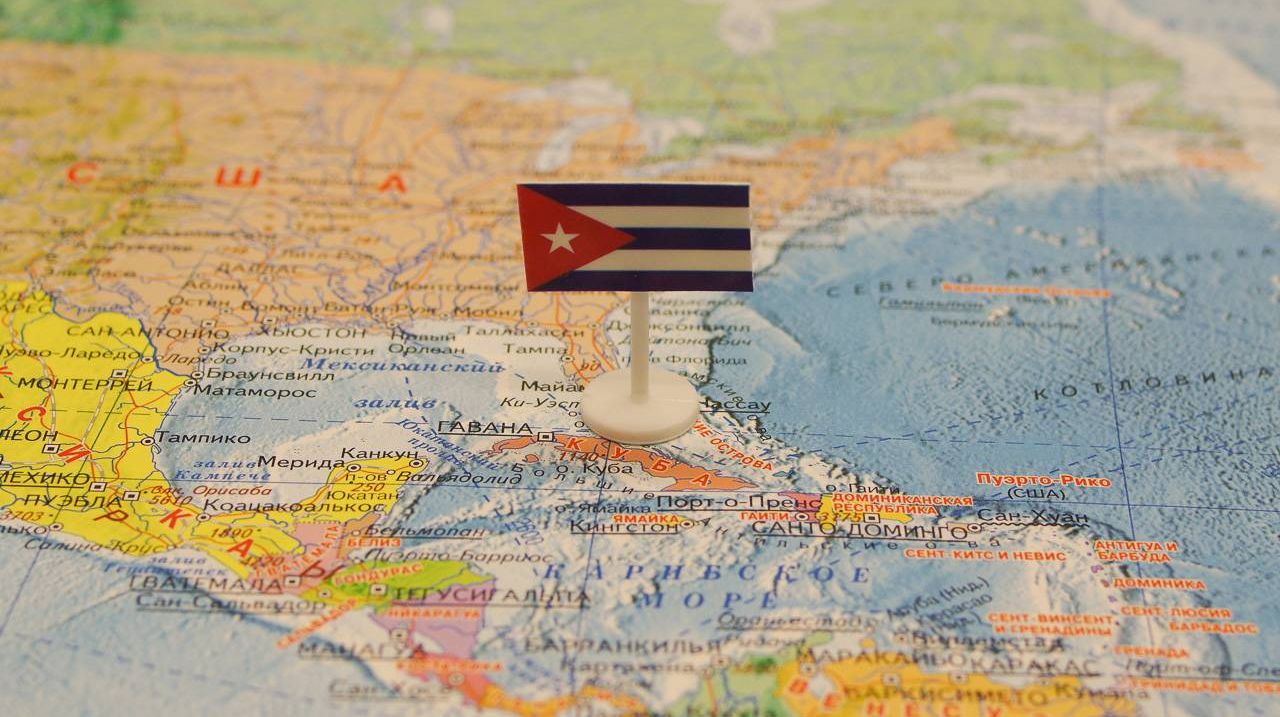 Куба с флагом на карте мира