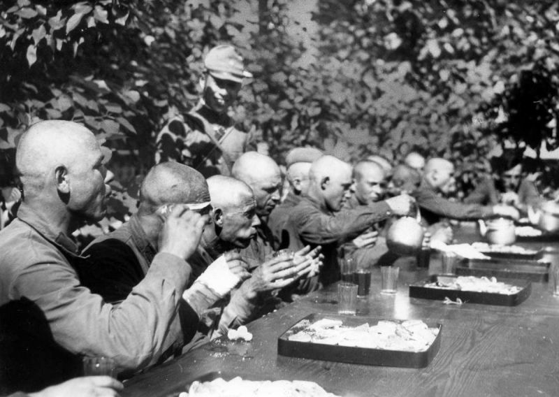 Захваченные на Халхин-Голе советские пленные за обедом