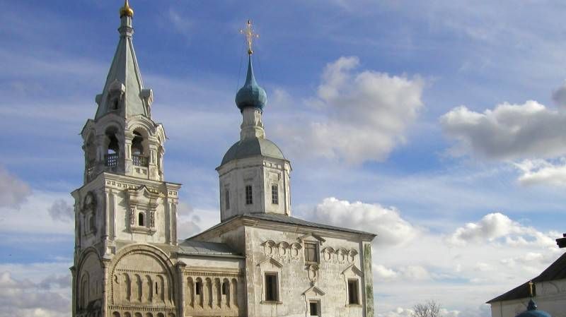 Храм Рождества Богородицы и остатки замка Андрея Боголюбского (ниже шатра колокольни)
