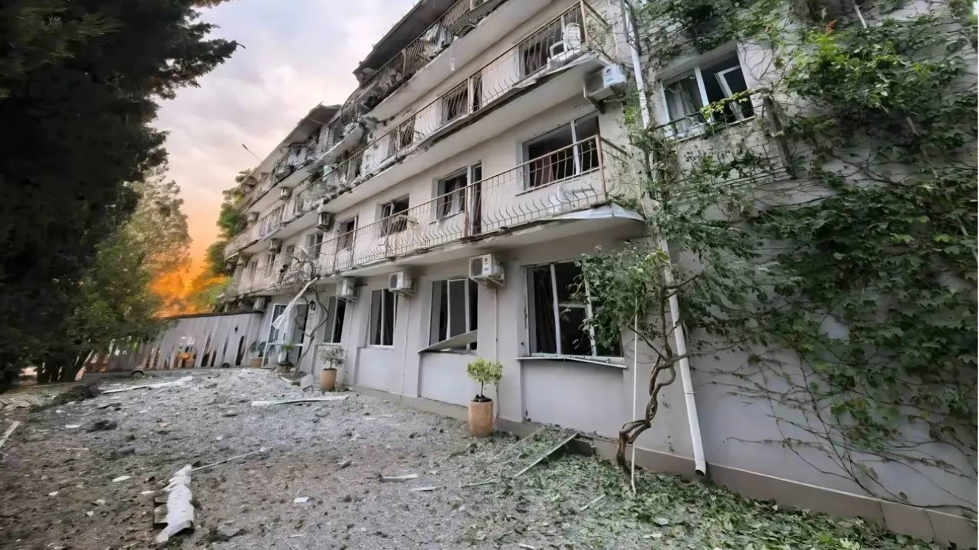 Многоэтажный дом в Севастополе после атаки ВСУ