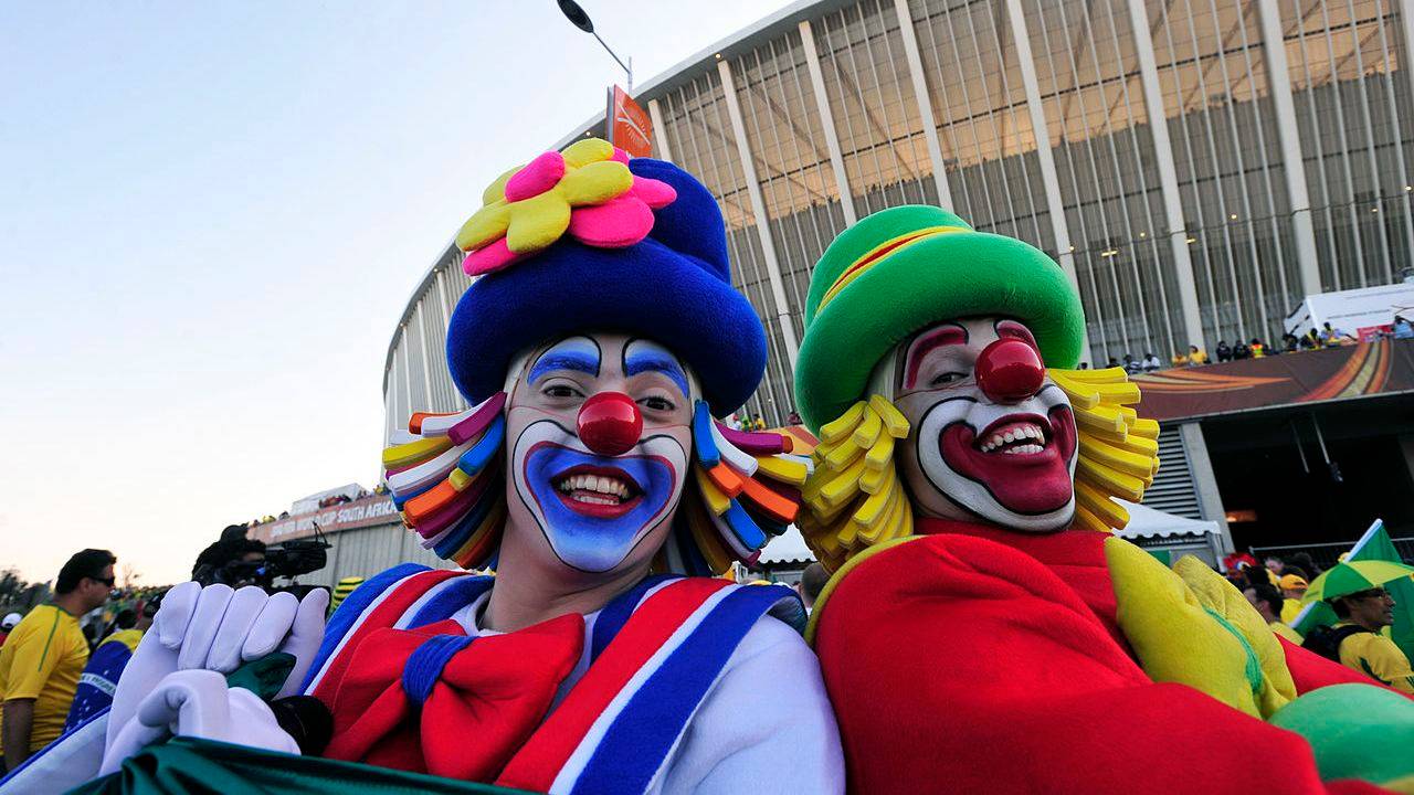 Клоуны на футбольном матче