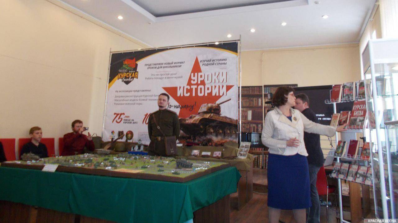 Михаил Катканов с макетом Курской битвы