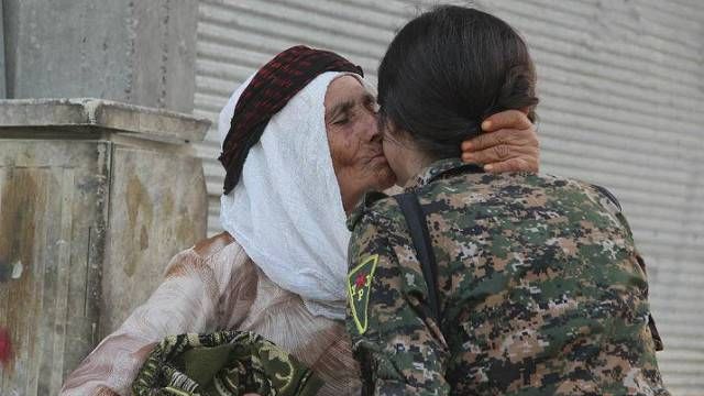 Активистка из YPJ получает благословение местной жительницы