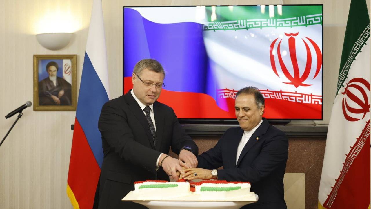 Губернатор Астраханской области Игорь Бабушкин (слева) и генконсул Ирана Мехди Акучекиан