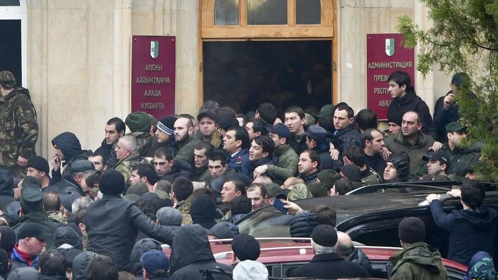 Протестующий перед зданием администрации президента Абхазии. Сухум. 09.01.2020
