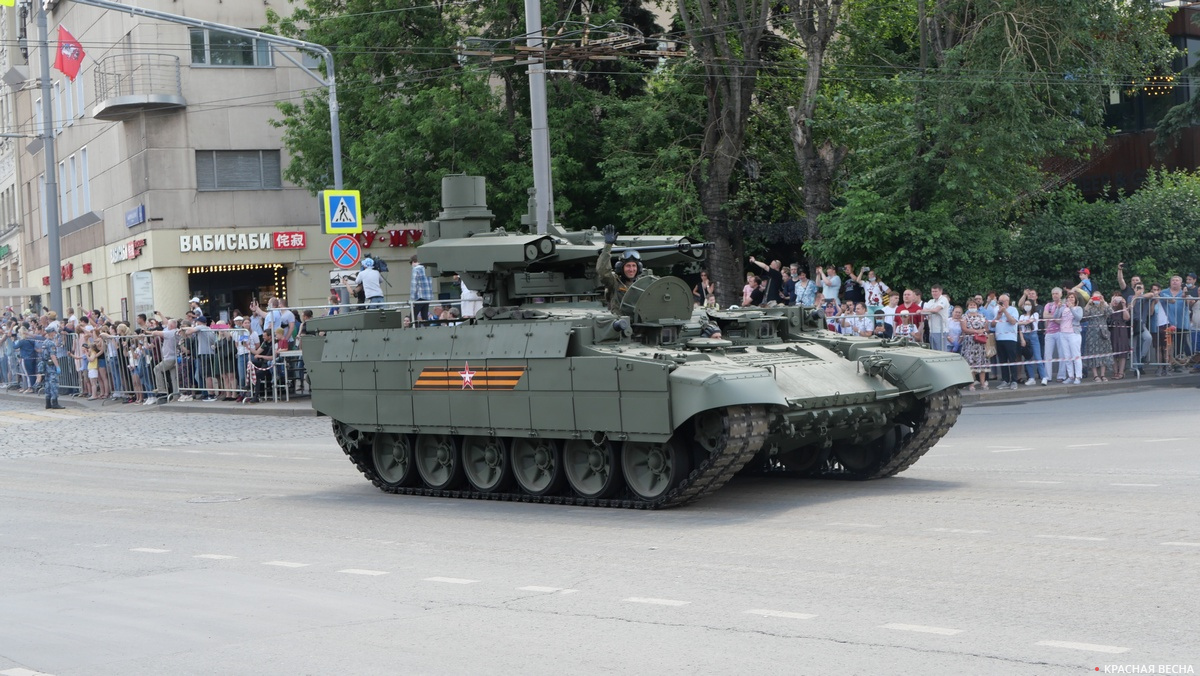 Проезд военной техники по Баррикадной улице