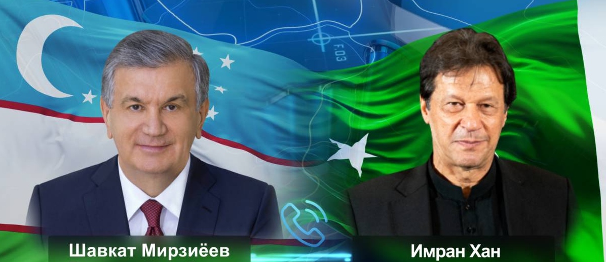 Президент Узбекистана Шавкат Мирзиёев и исполняющий обязанности главы правительства Пакистана Имран Хан
